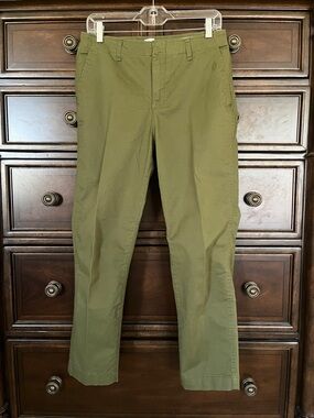 NWOT GAP Women’s Downtown Khaki Pants in Olive Green